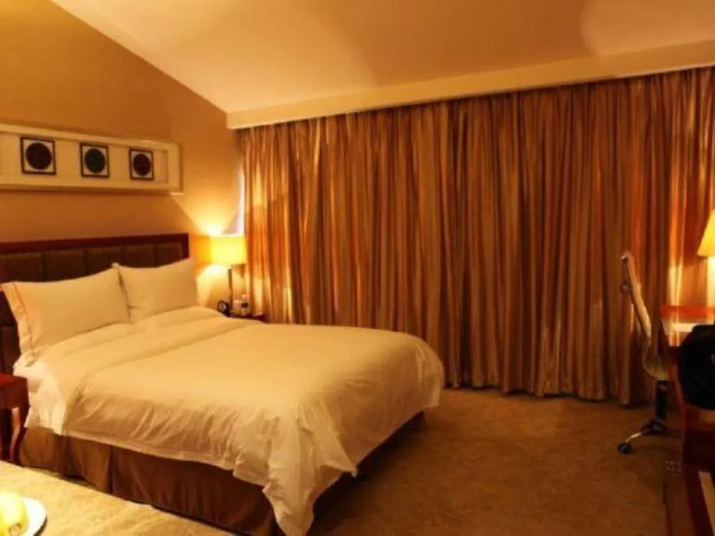 Bed in Yangzhou Hentique Huijin Resort Hotel