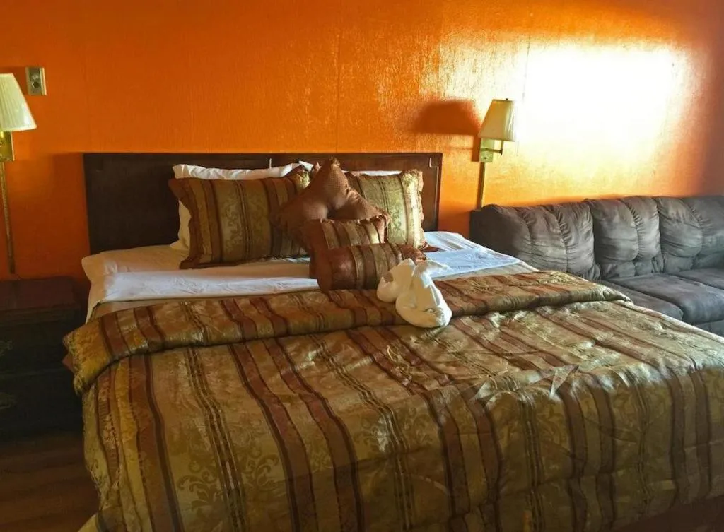 Bed in Americas Best Value Inn & Suites Macon at Sunset Dr