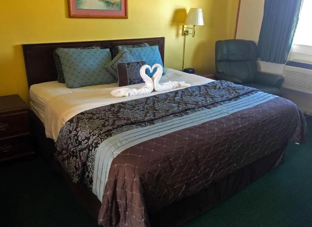 Bed in Americas Best Value Inn & Suites Macon at Sunset Dr