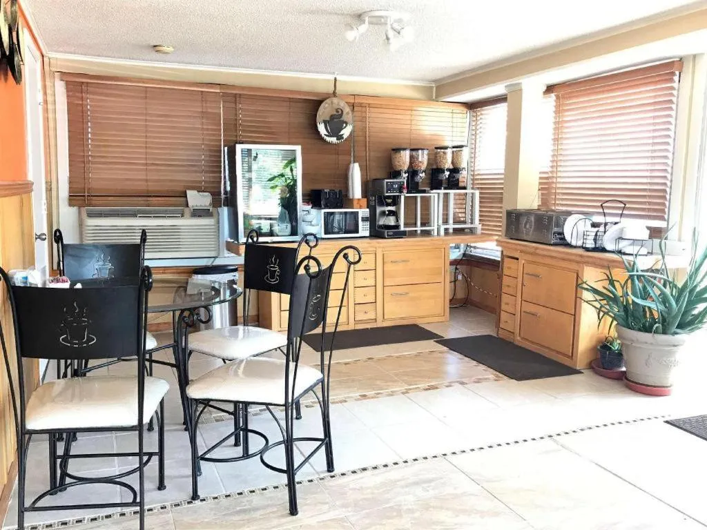 Americas Best Value Inn & Suites Macon at Sunset Dr