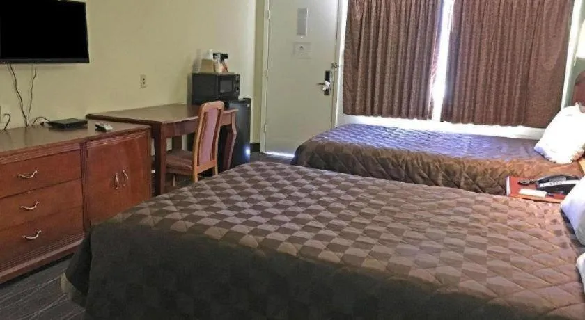 Bed in Americas Best Value Inn Alexandria