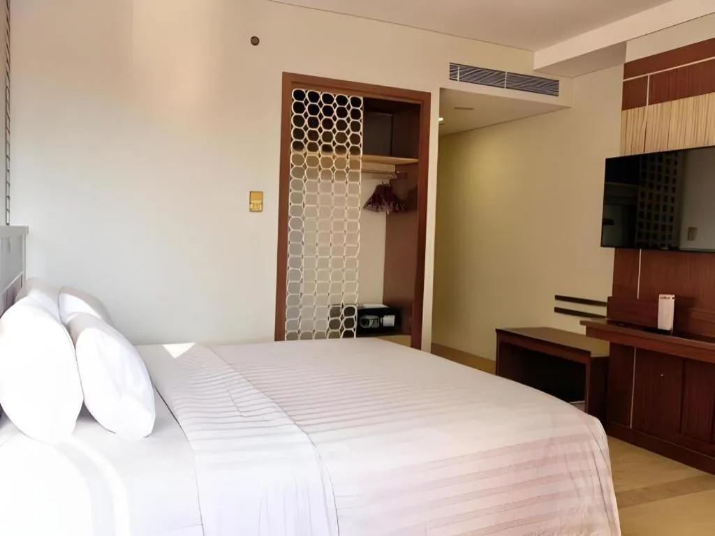 Bed in CLARO Makassar Hotel & Convention