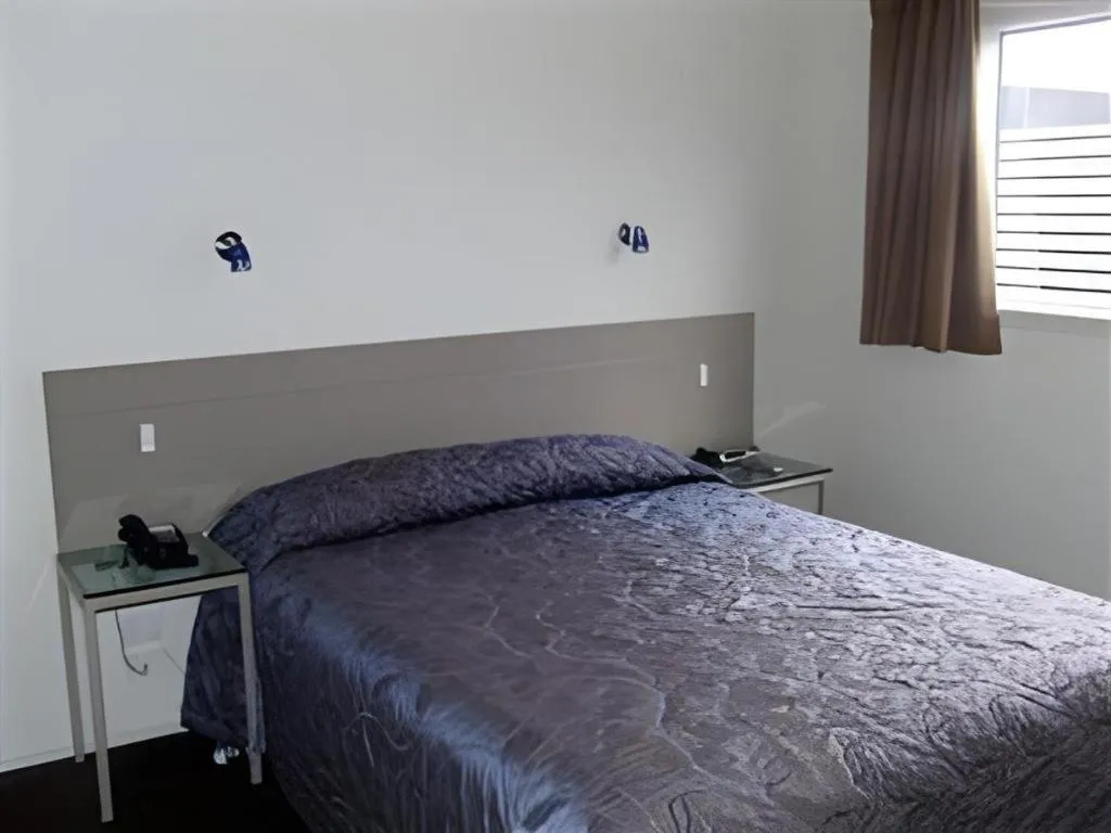Bed in Hawera Central Motor Lodge