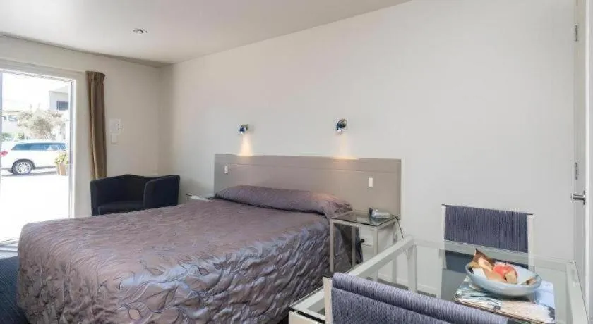 Bed in Hawera Central Motor Lodge