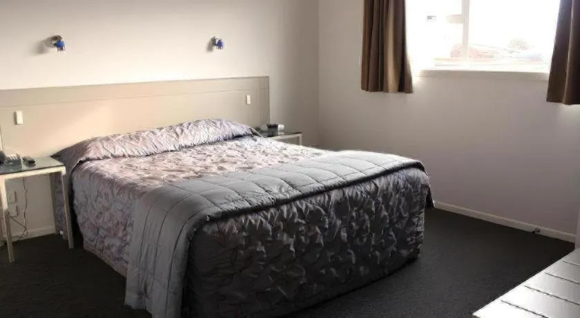 Bed in Hawera Central Motor Lodge