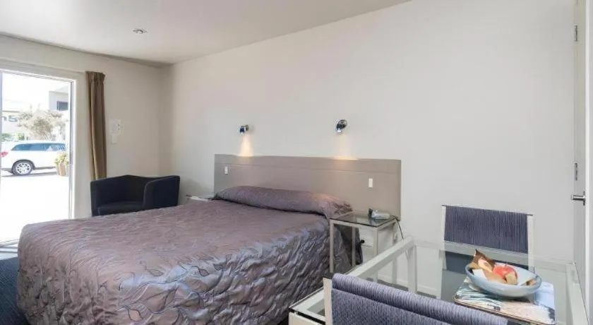 Bed in Hawera Central Motor Lodge