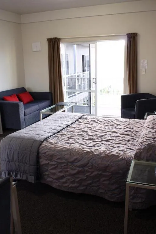 Bed in Hawera Central Motor Lodge