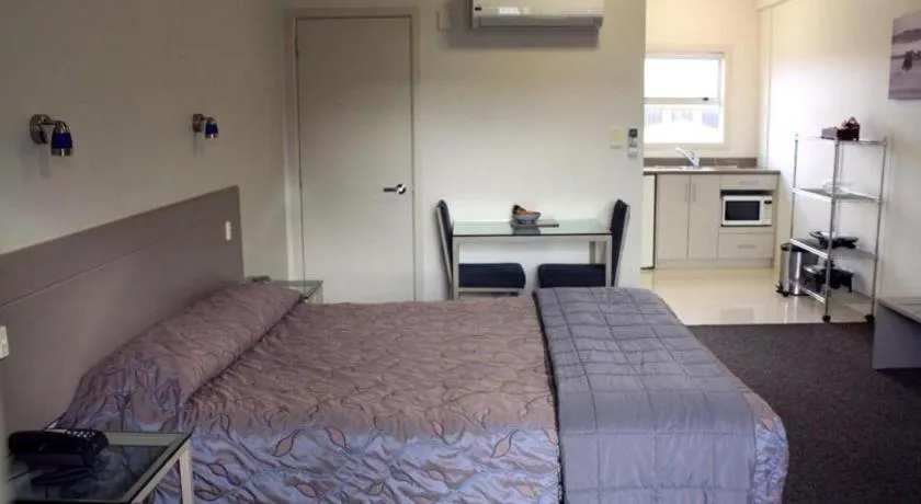 Bed in Hawera Central Motor Lodge