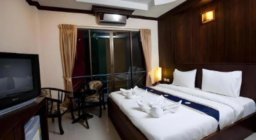 Bed in Triple Rund Place Hotel