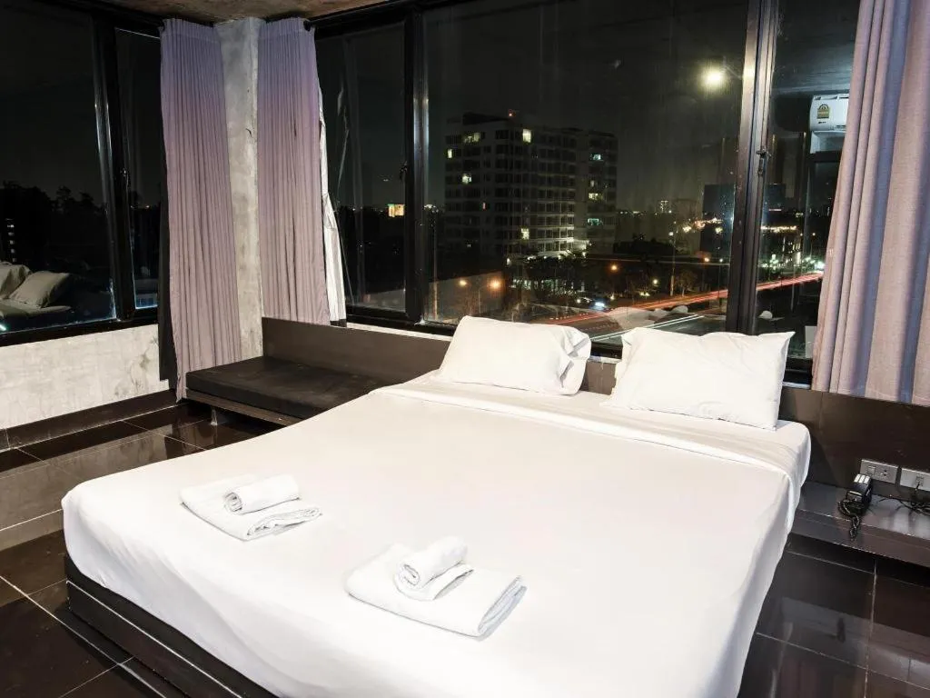 Bed in B2 Black Business and Budget Hotel