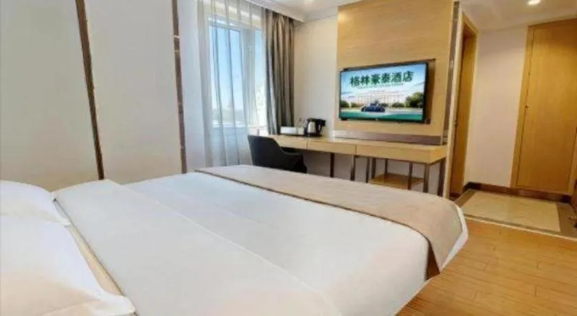Bed in GreenTree Inn Suites HongQiao Airport Branch