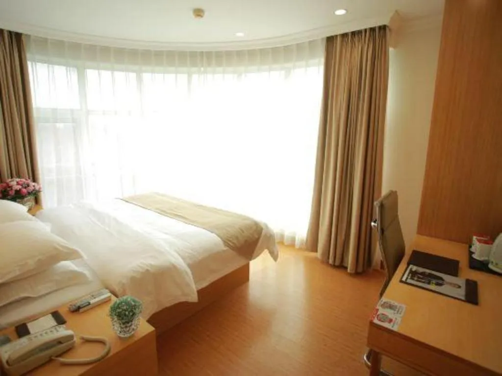 Bed in GreenTree Inn Suites HongQiao Airport Branch