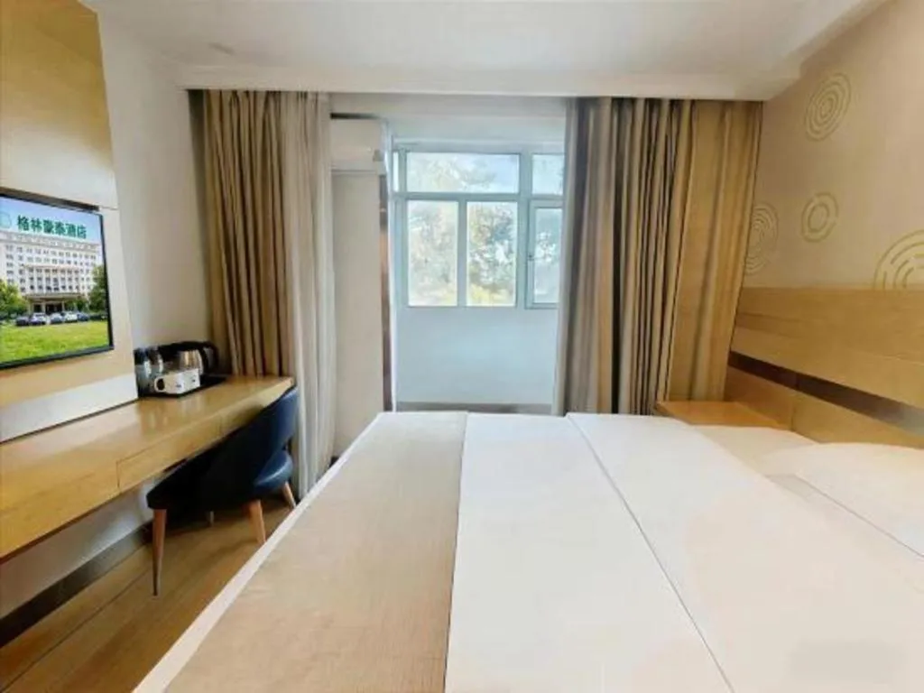 Bed in GreenTree Inn Suites HongQiao Airport Branch
