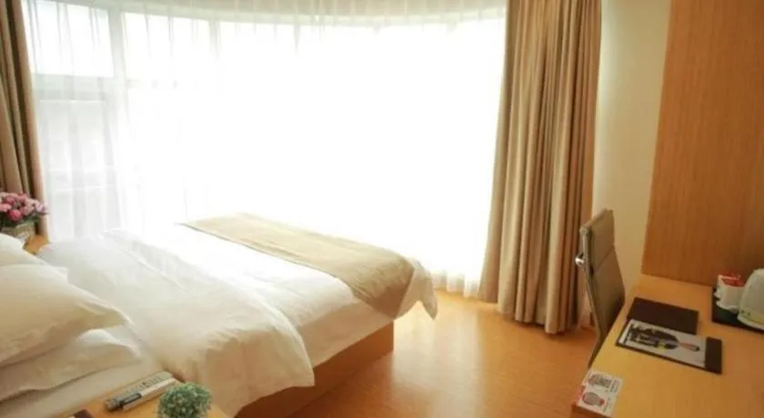 Bed in GreenTree Inn Suites HongQiao Airport Branch