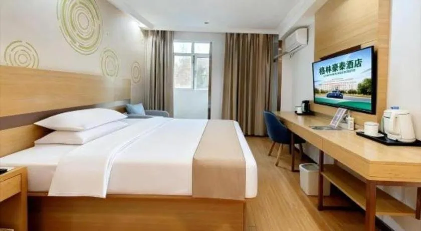 Bed in GreenTree Inn Suites HongQiao Airport Branch