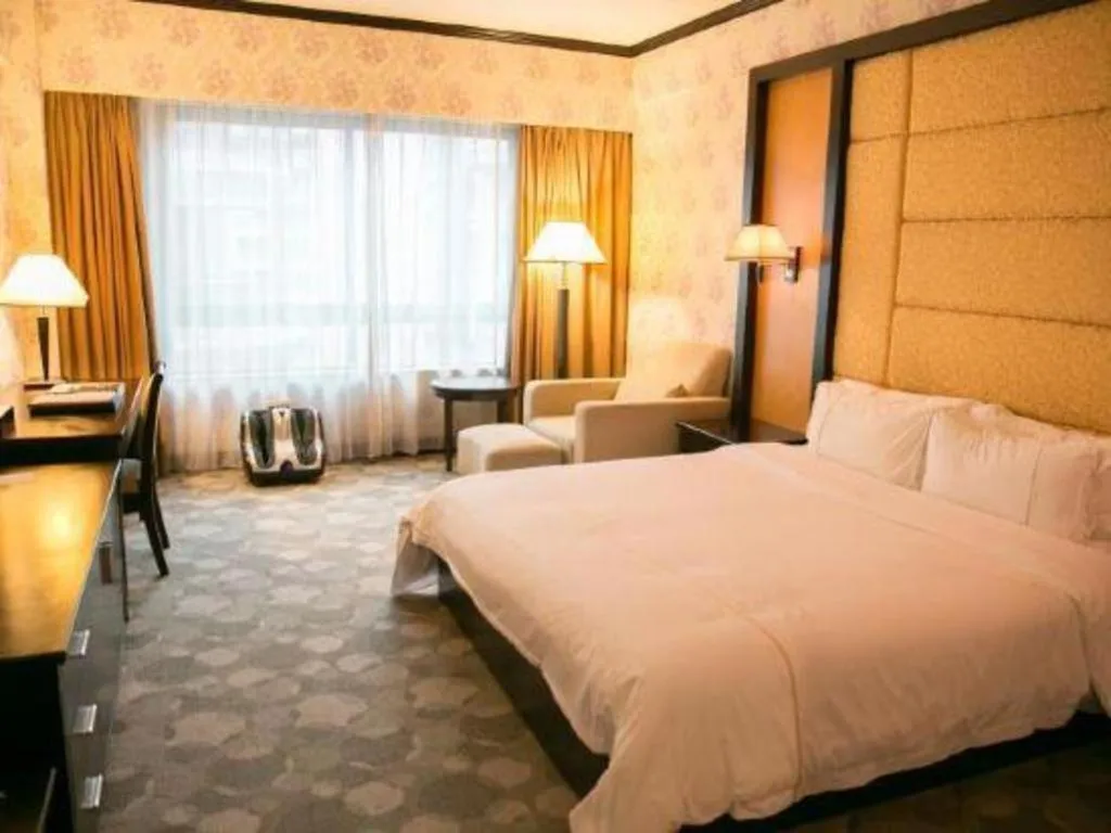 Bed in New Pearl River Hotel