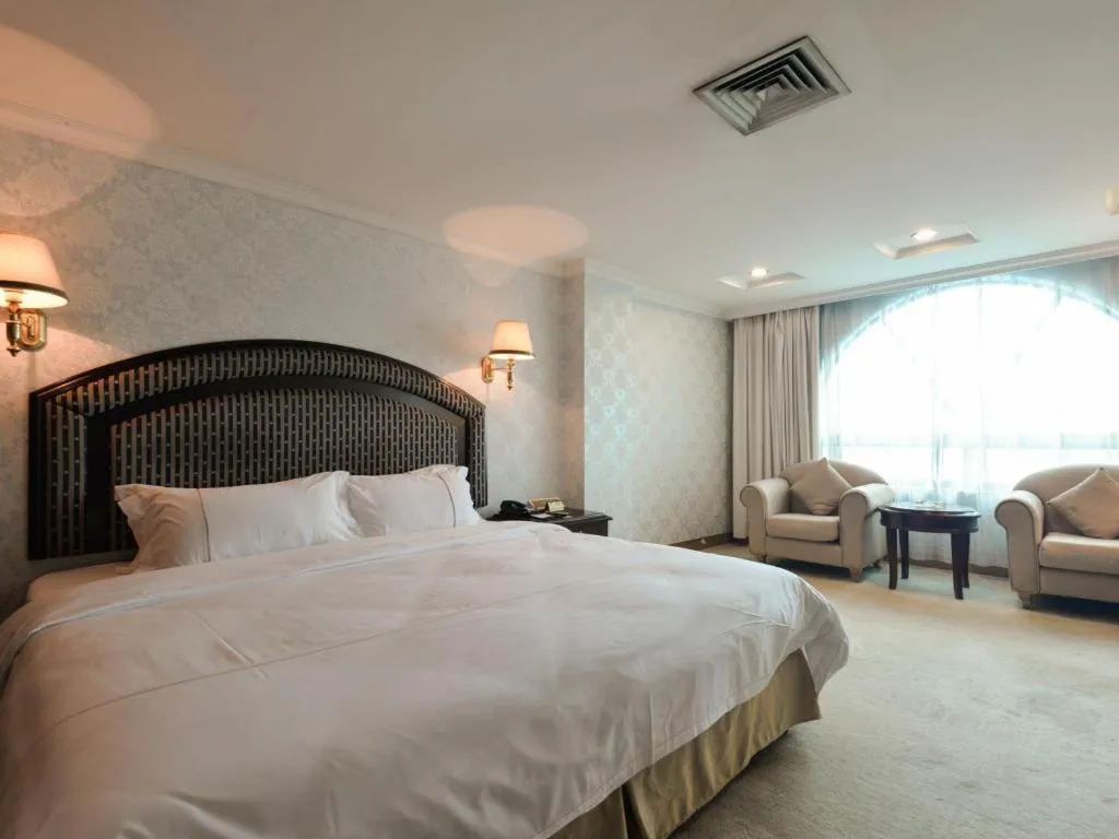 Bed in New Pearl River Hotel