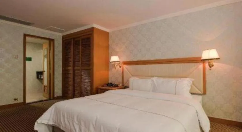 Bed in New Pearl River Hotel