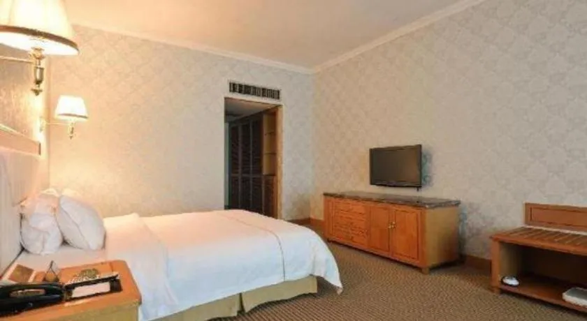 Bed in New Pearl River Hotel