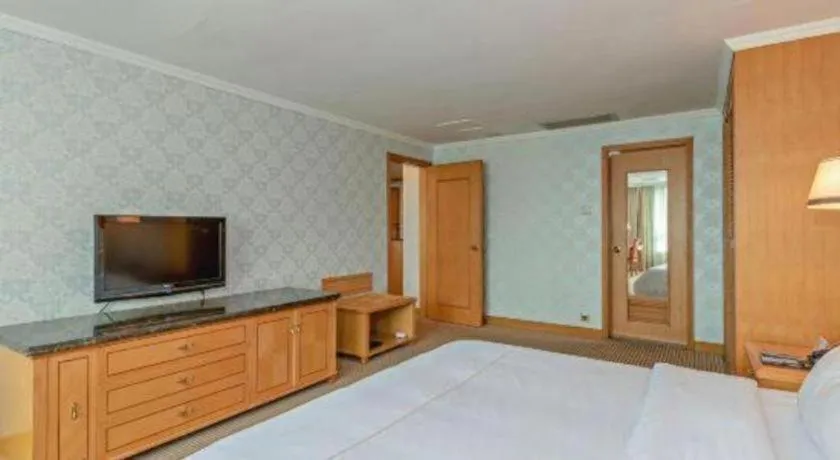 Bed in New Pearl River Hotel