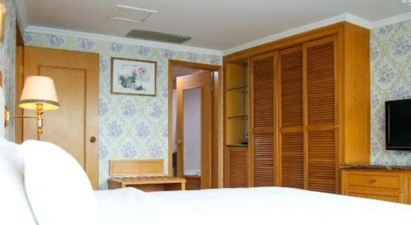 Bed in New Pearl River Hotel