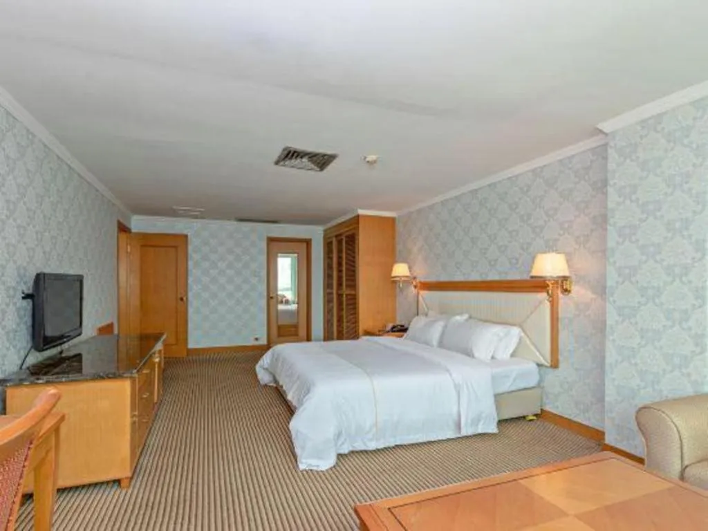 Bed in New Pearl River Hotel