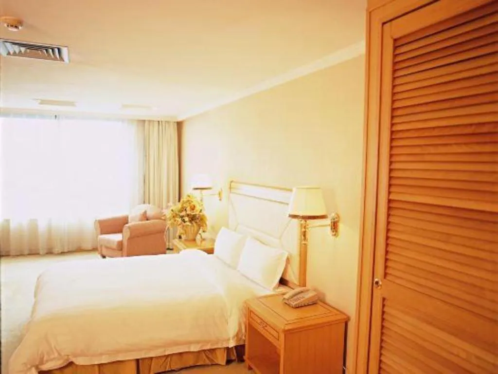 Bed in New Pearl River Hotel