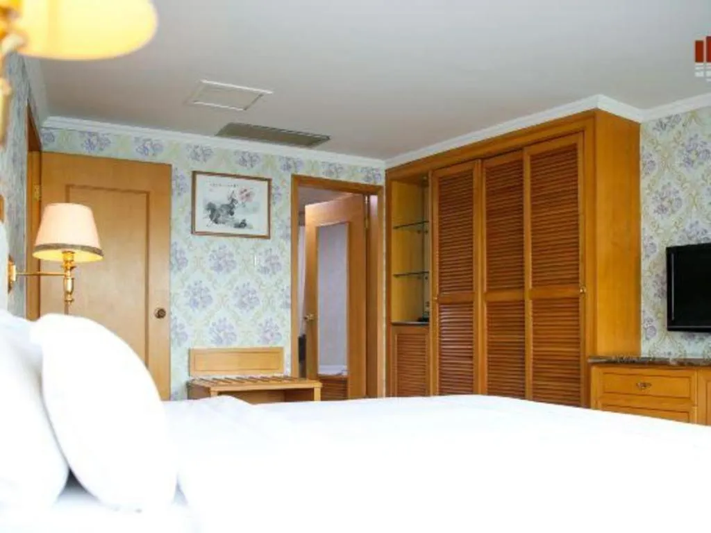 Bed in New Pearl River Hotel