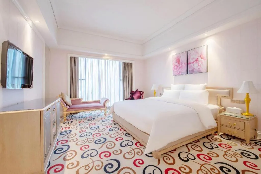 Bed in Babylon Hotel