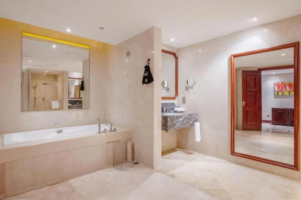 Bed in Babylon Hotel