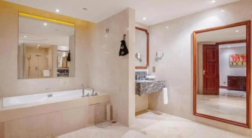 Bed in Babylon Hotel