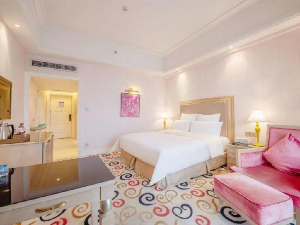 Bed in Babylon Hotel