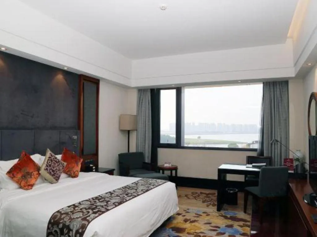 Bed in Worldhotel Grand Dushulake Suzhou