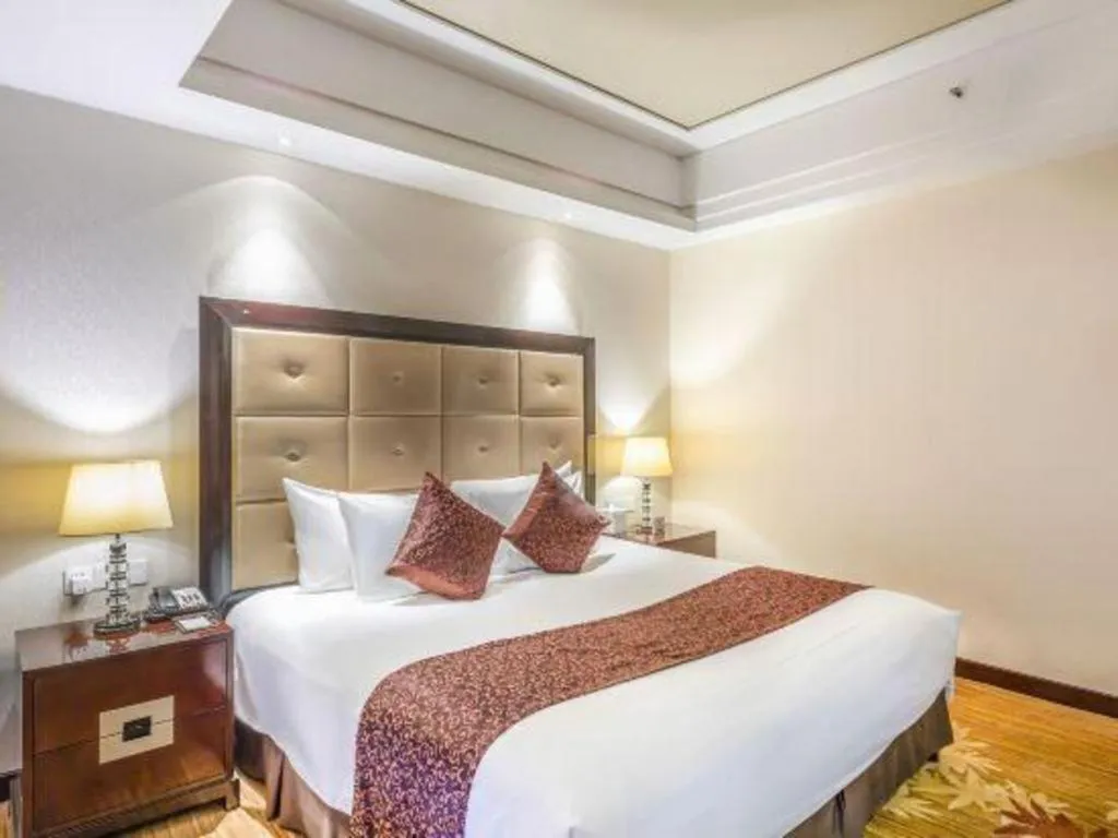 Bed in New Century Grand Hotel Xinxiang