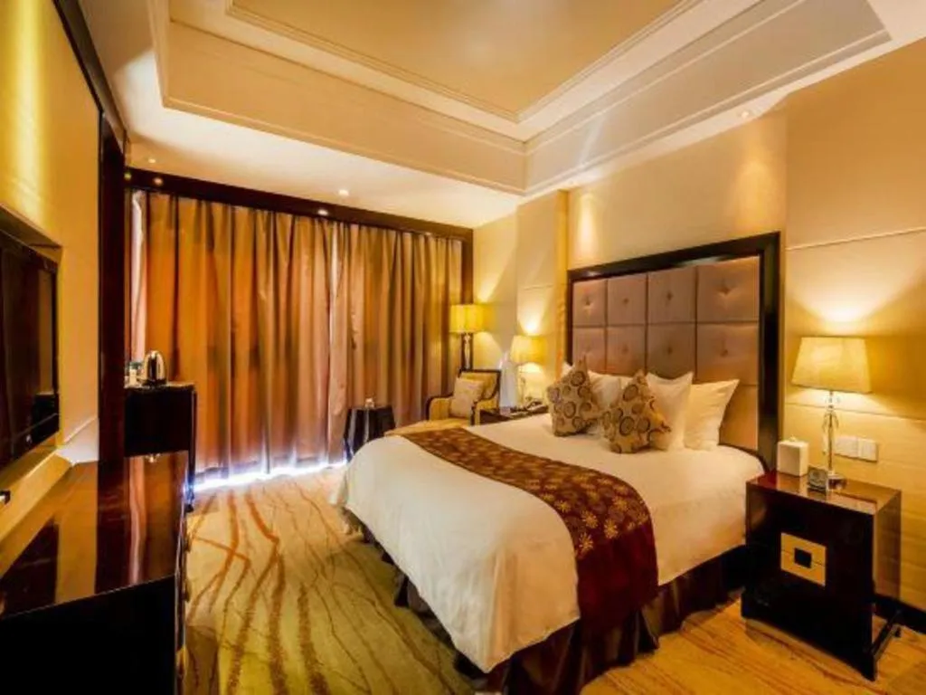 Bed in New Century Grand Hotel Xinxiang