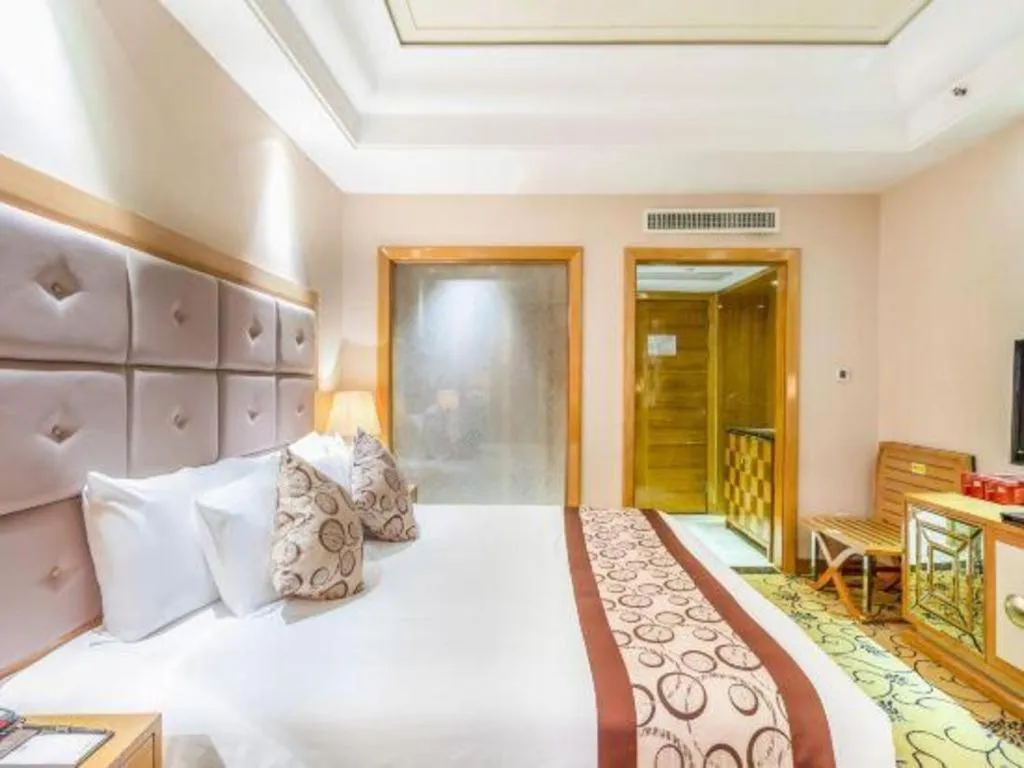 Bed in New Century Grand Hotel Xinxiang