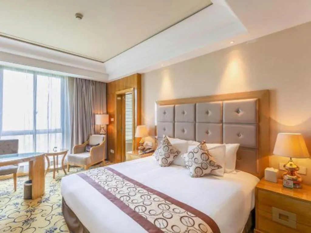 Bed in New Century Grand Hotel Xinxiang