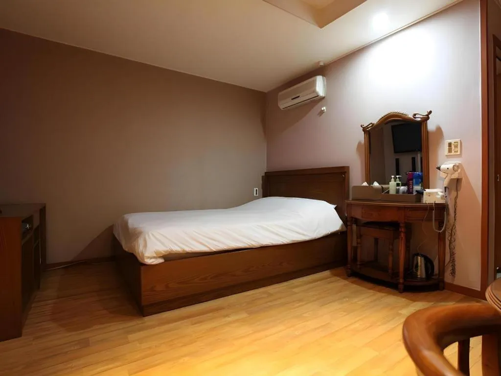 Bed in Monaco Hotel Jeju