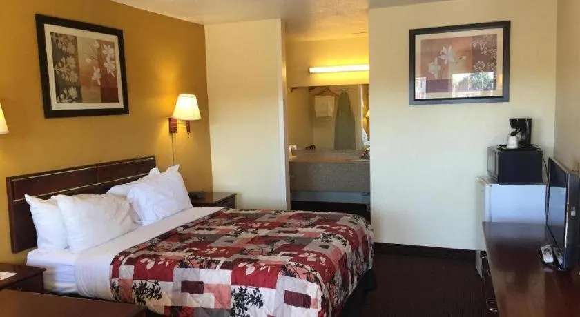 Bed in Americas Best Value Inn Batesville