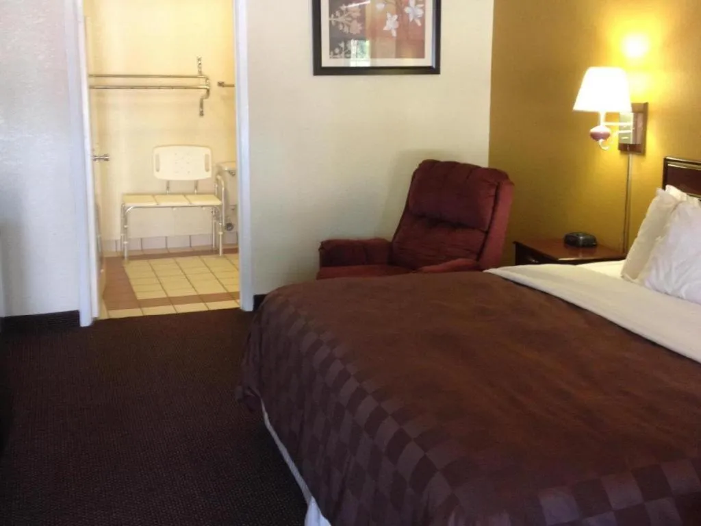 Bed in Americas Best Value Inn Batesville