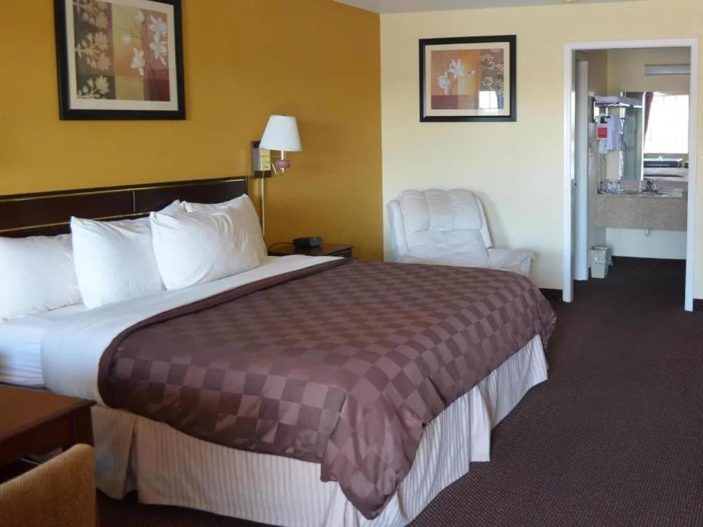 Bed in Americas Best Value Inn Batesville