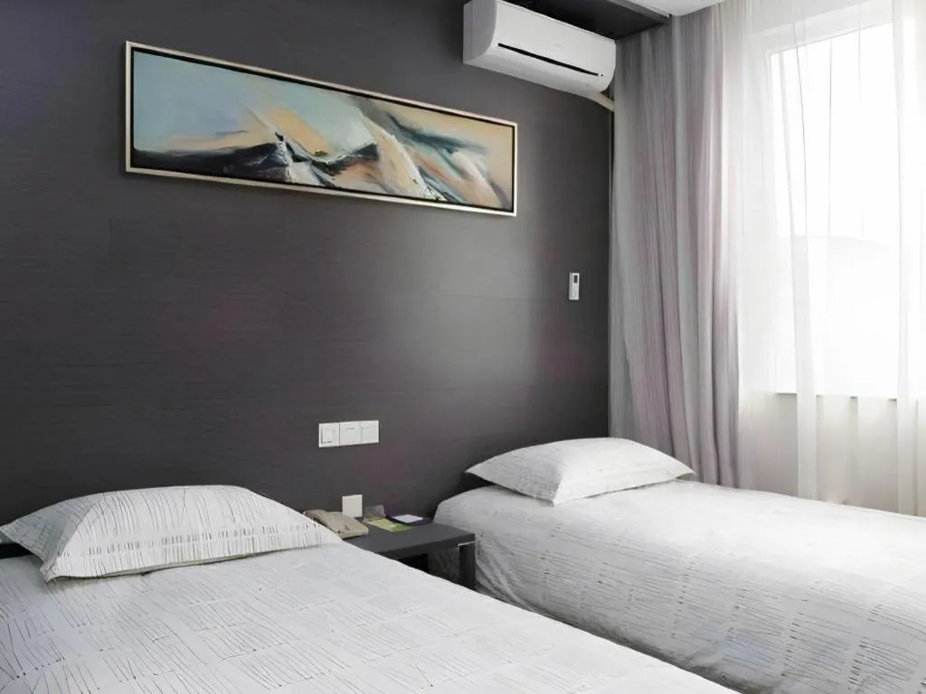 Bed in Goodrich Hotel