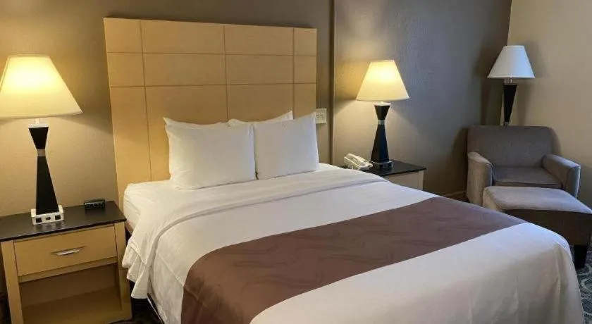 Bed in Quality Inn Geneseo