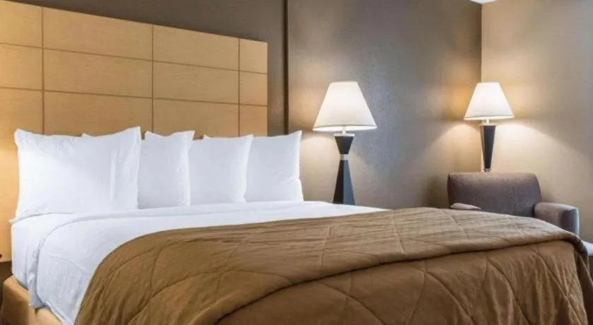 Bed in Quality Inn Geneseo