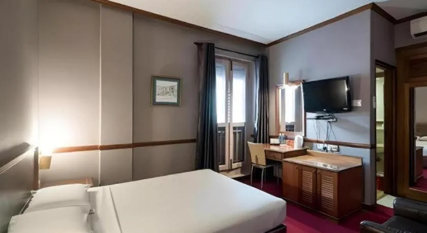 Bed in Four Chain View Hotel