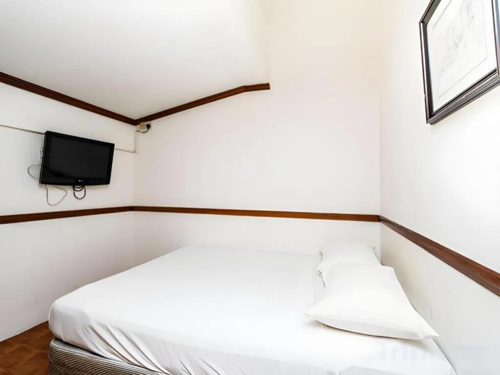 Bed in Four Chain View Hotel