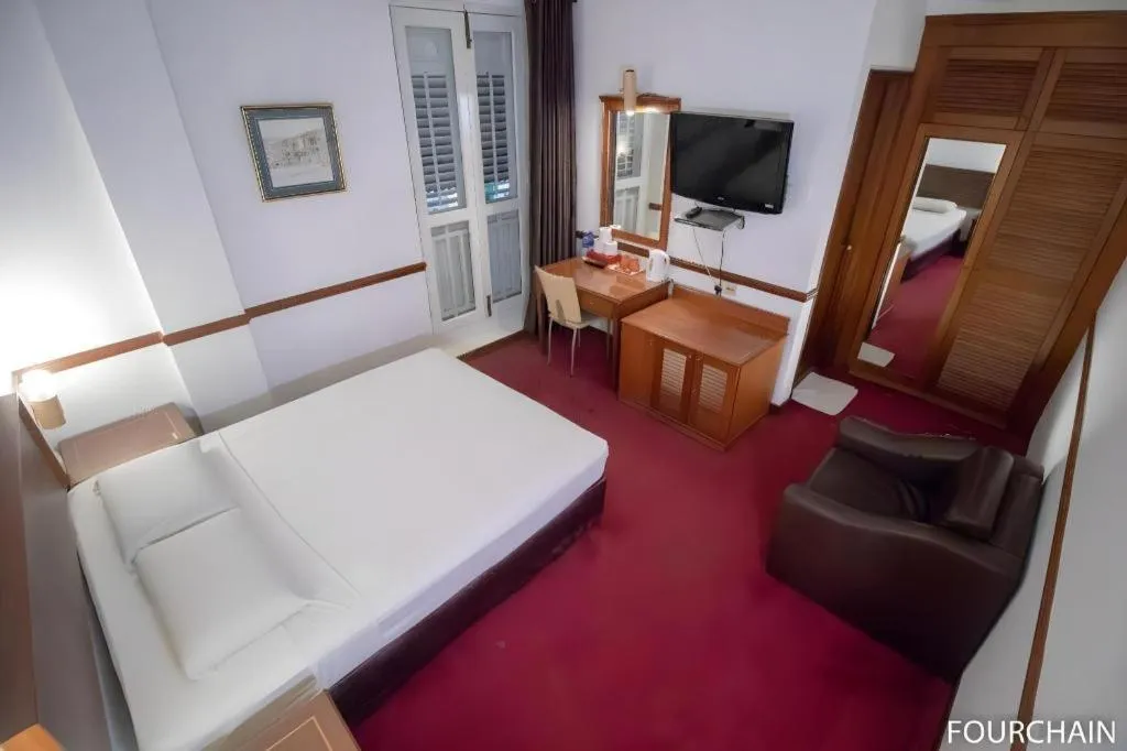 Bed in Four Chain View Hotel