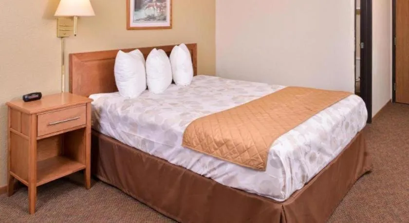 Bed in Americas Best Value Inn Missouri Valley