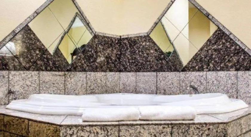 Bed in Econo Lodge Inn & Suites North Syracuse Airport