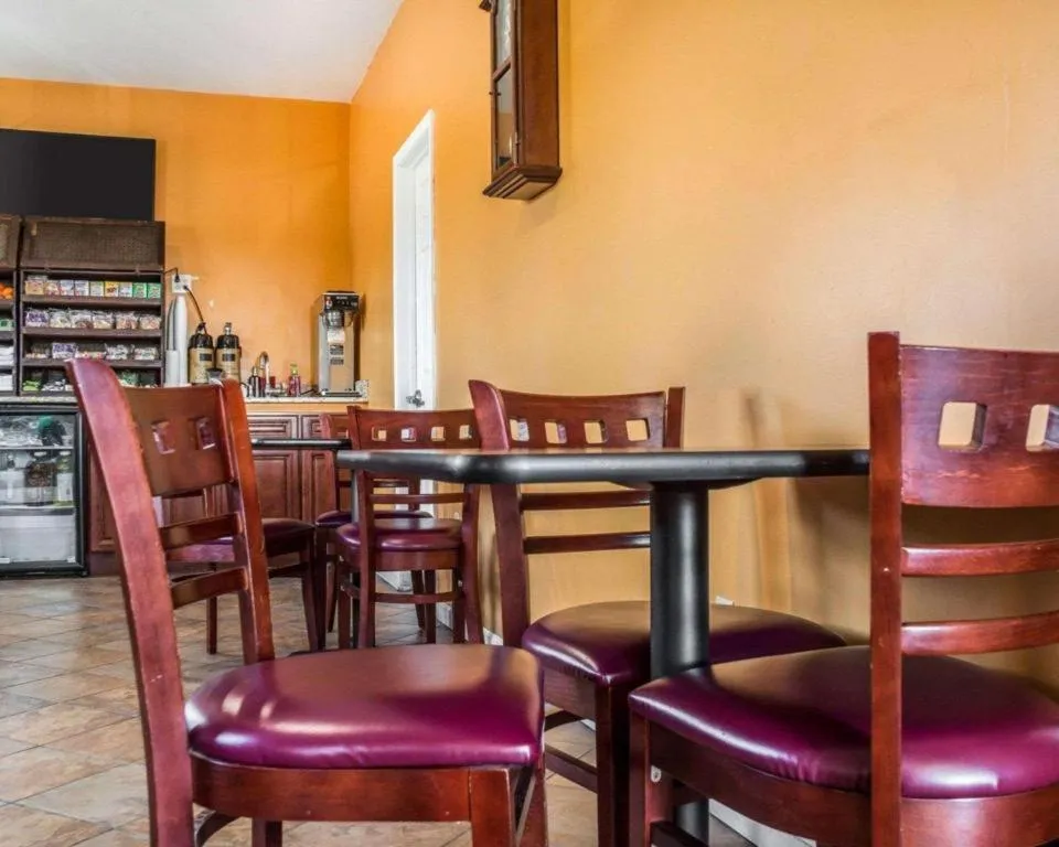 Econo Lodge Inn & Suites North Syracuse Airport